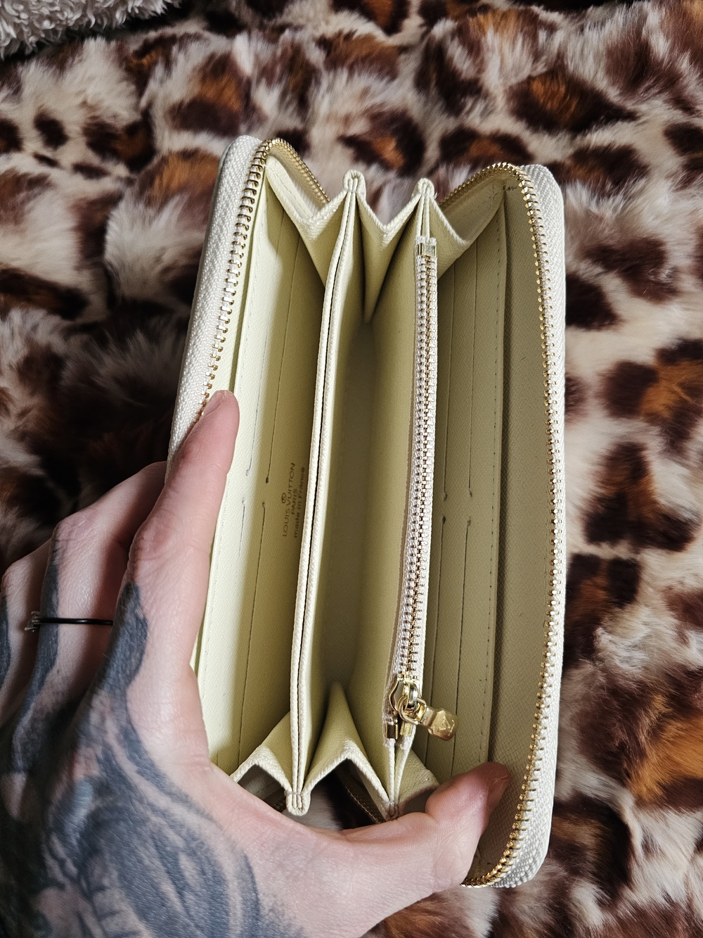 Louis Vuitton Damier Azur Zippy Wallet - White - Picture 6 of 7